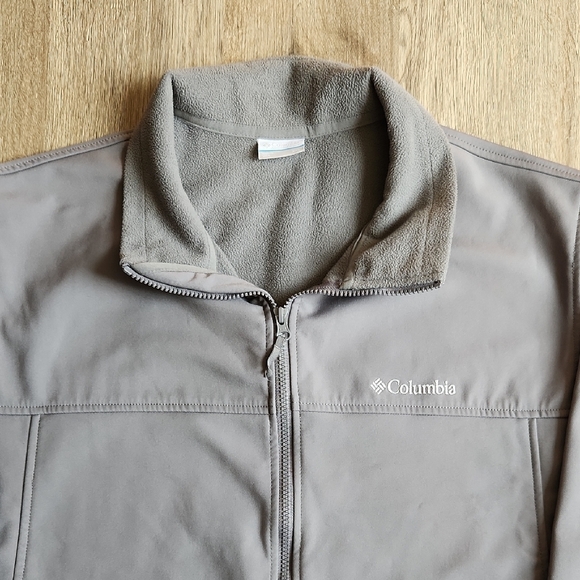 Columbia Men's Light Gray Full-Zip Softshell Jacket - Picture 2 of 6
